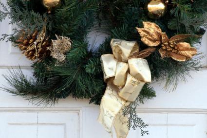 Buy Christmas Wreaths Online | LoveToKnow