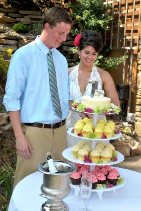 Hawaiian Birthday Cakes on Ideas To Decorate Cupcakes For A Wedding  Slideshow