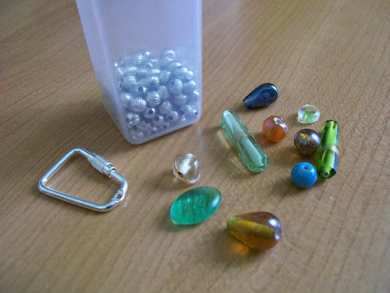 How to Make Key Chains with Beads [Slideshow]