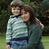 Vrouw met zoon in gestreept overhemd