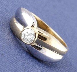 Engagement ring in multi-tones