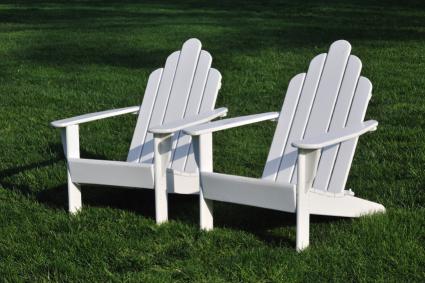 Twee witte gazon stoelen