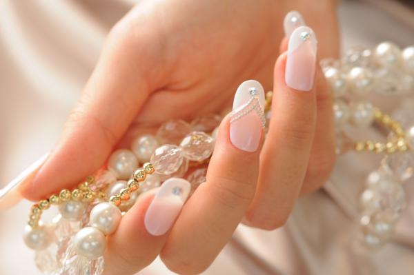 Manikyr pėr nuse ... Modele tė ndryshme!! - Faqe 2 145588-600x399-nail-art-wedding