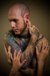uomo con tatuaggi