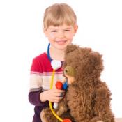 Kid veterinario giocare con il giocattolo