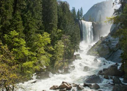 Весняний водоспад