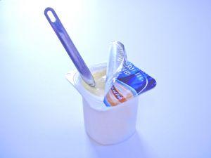 El yogur contiene bacterias buenas.