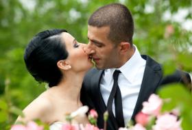 par kyssing bak blomster