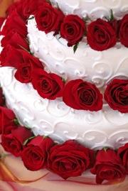 Cake with layers of red roses