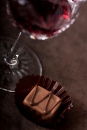 [José Elarba]: Praline desserts and wine