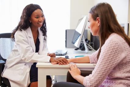Doctor treating patient; © Monkey Business Images | Dreamstime.com