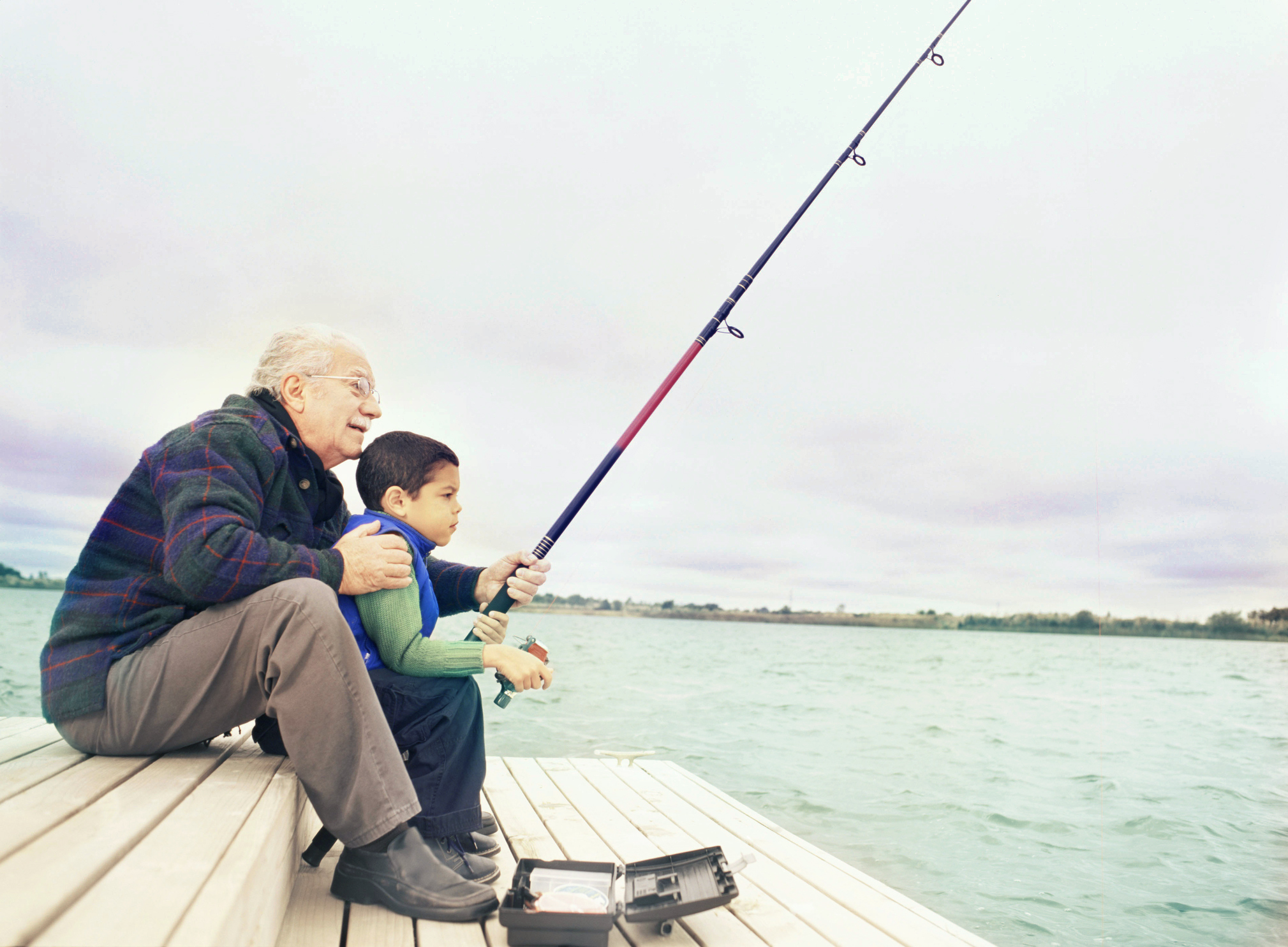 abuelo-y-nieto-pescando.jpg