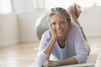 Mujer mayor en el gimnasio