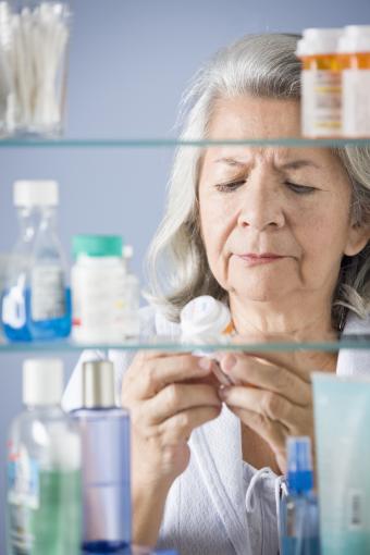 Mujer mayor con medicamentos