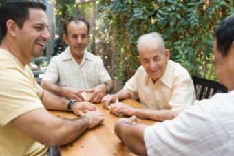 hombres jugando dominó