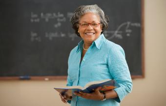 Una maestra con un libro