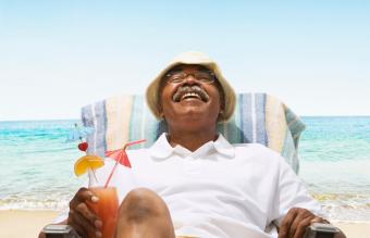 Adulto mayor relajándose en la playa