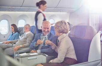 pareja en primera clase en avión