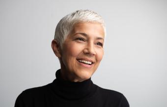 Mujer modelo sonriente