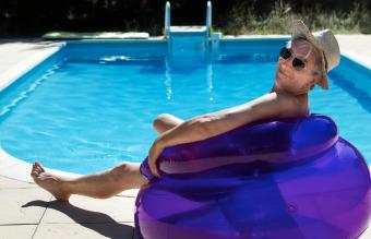 senior feliz en la piscina