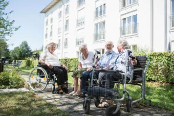 Grupo de mayores pasan tiempo juntos en el jardín