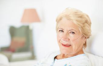 Mujer conectada al oxigeno