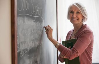 profesora escribiendo en pizarra