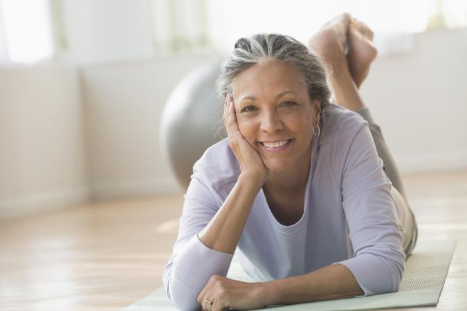 Mujer mayor en el gimnasio