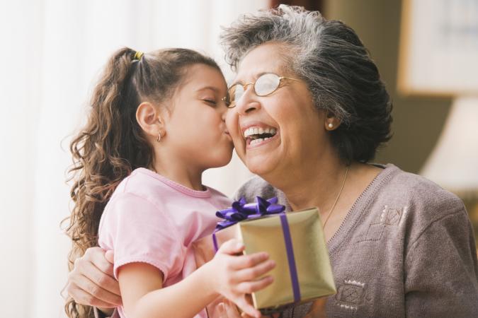 Abuela nieta y regalo