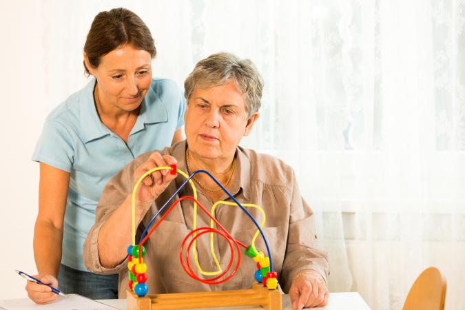 un anciano apprendiendo