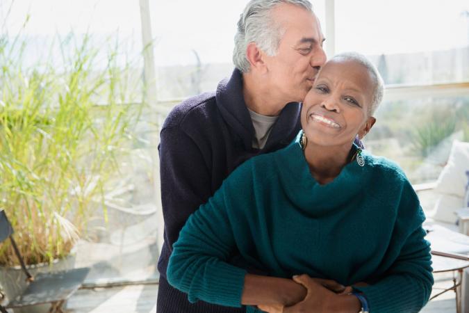 Una pareja de jubilados sonriente