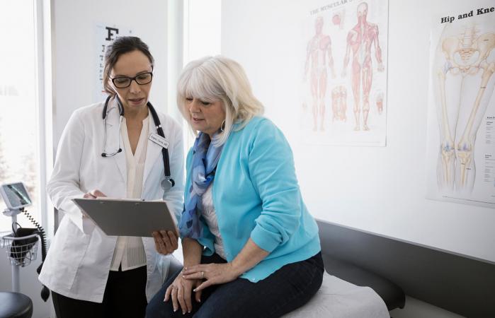 Doctora y paciente hablando sobre el sangrado después de la menopausia