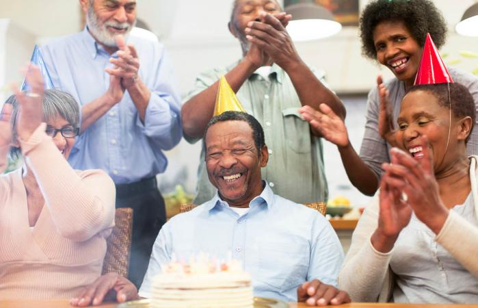 Hombre mayor riendo en su fiesta de cumpleaños