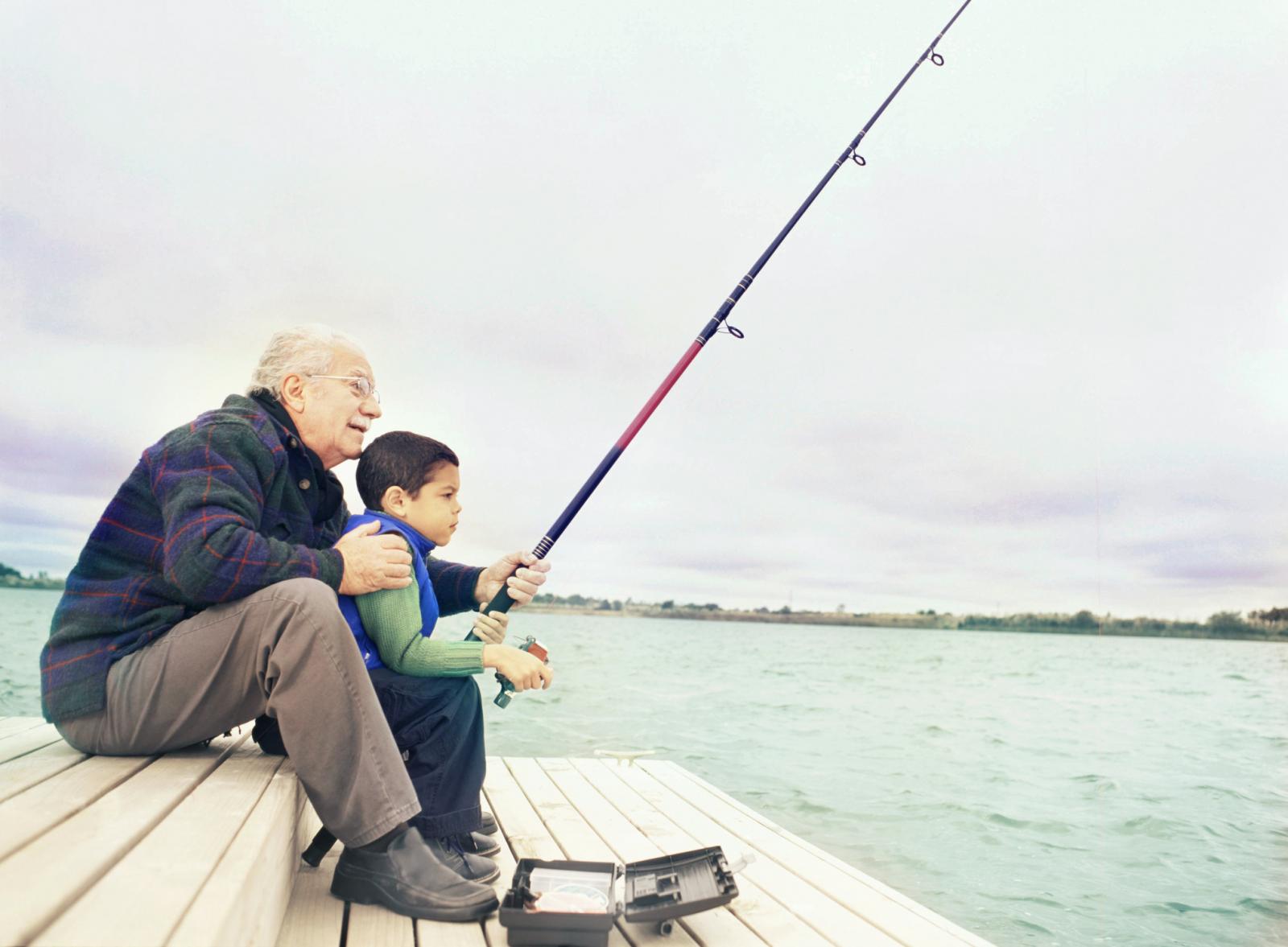 Abuelo y nieto pescando