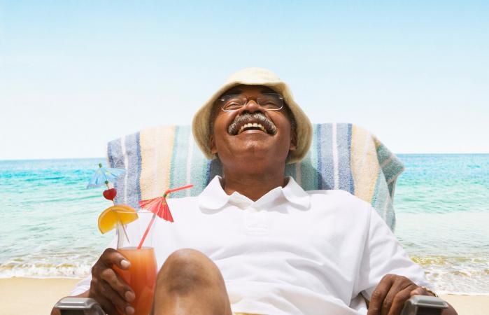 Adulto mayor relajándose en la playa