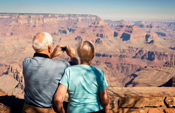 Pareja de la tercera edad viendo la montaña