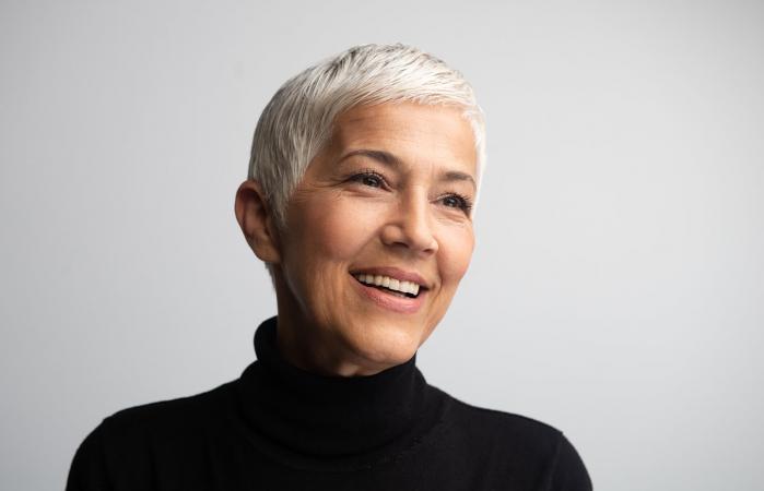 Mujer modelo sonriente