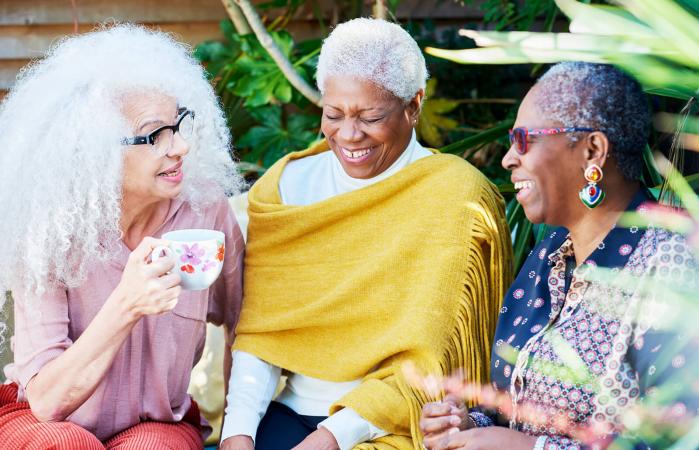 Mujeres hablando mientras toman café