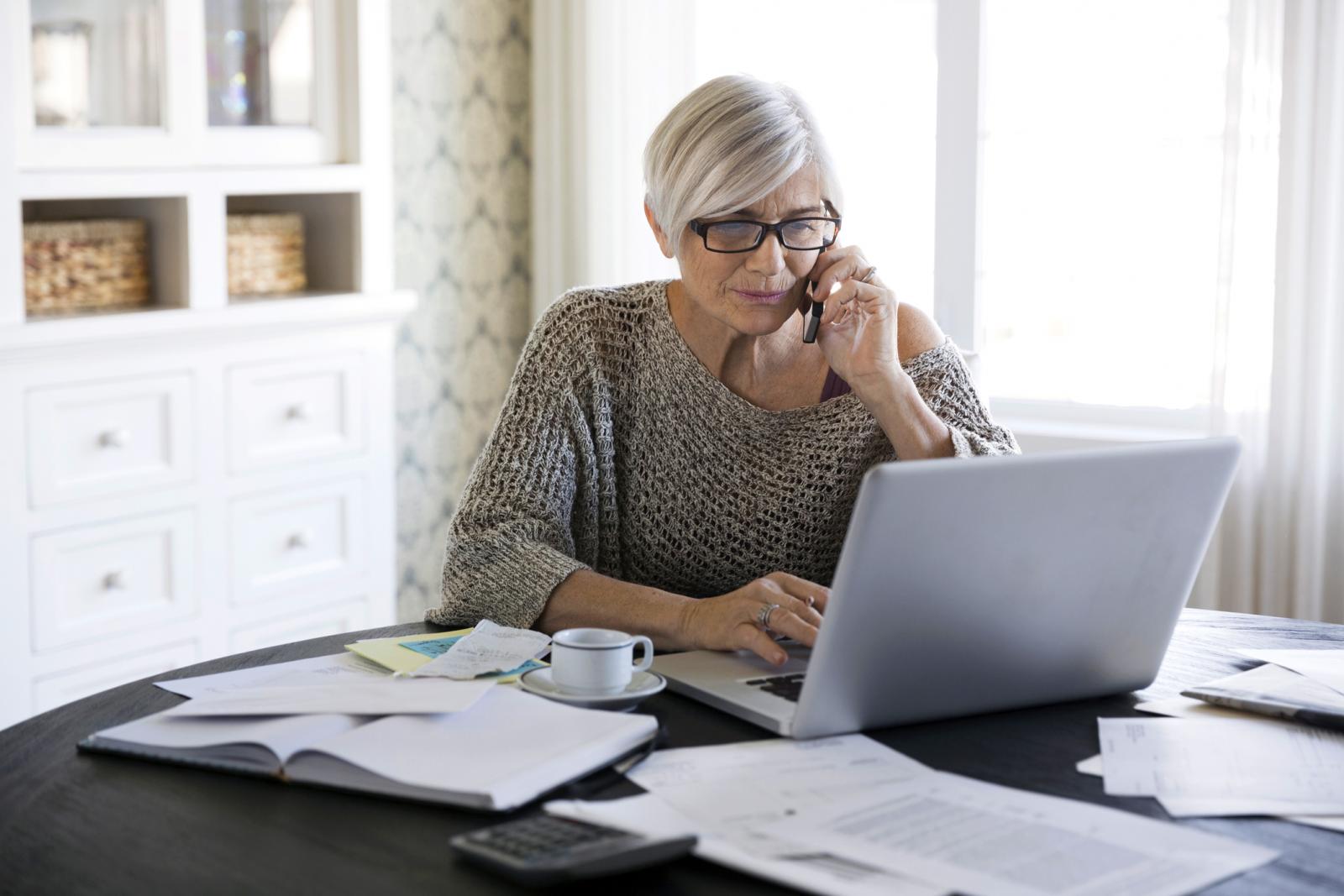 Mujer mayor pagando cuentas online