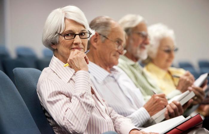 Estudiantes de la tercera edad en el aula