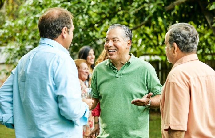 Grupo de adultos mayores hablando
