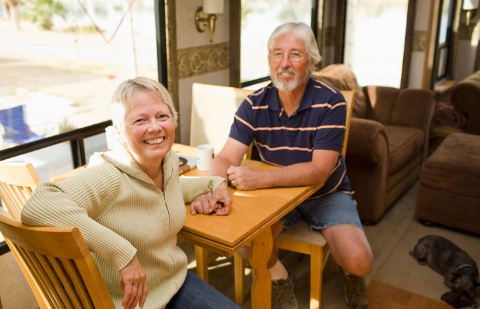 Pareja sonrientes sentados en una casa rodante