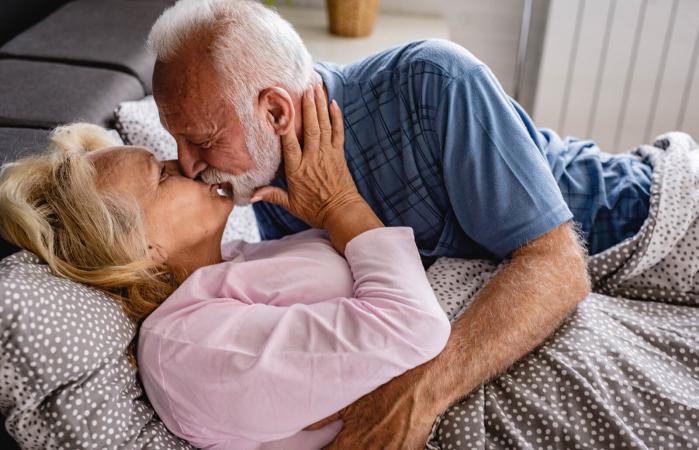 Pareja romantica en la cama
