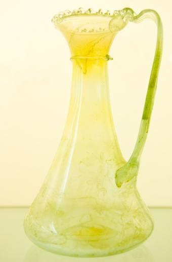 https://cf.ltkcdn.net/antiques/images/slide/131674-559x850r1-vaseline-glass-decanter.jpg