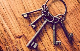 4 Vintage Solid Barrel Skeleton Keys In A Variety Of Cuts And Sizes