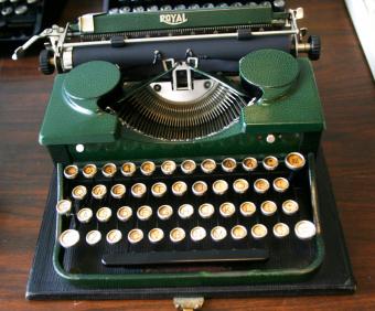 Royal Royalite Green Portable Typewriter W/ Original Case Made