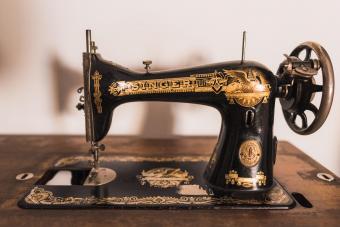 https://cf.ltkcdn.net/antiques/images/slide/284733-850x566-antique-singer-sewing-machine.jpg