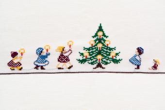 https://cf.ltkcdn.net/antiques/images/slide/285114-850x567-holiday-embroidered-decor.jpg