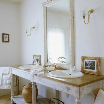 antique double vanity in bathroom