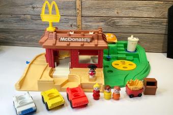 https://cf.ltkcdn.net/antiques/images/slide/336491-850x567-macdonalds-fisher-price.jpg